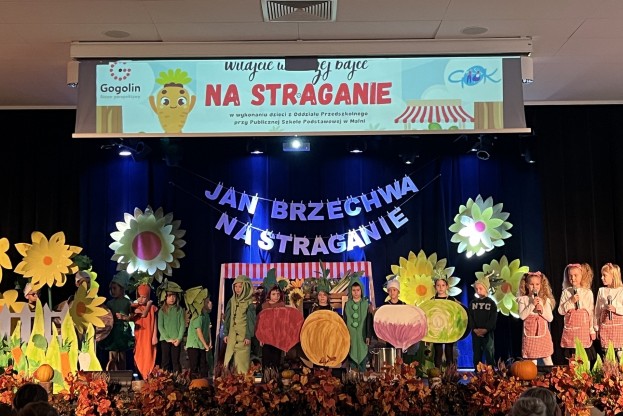 Dzieci z Malni zaprezentowały spektakl „Na straganie” w Gminnym Ośrodku Kultury w Gogolinie