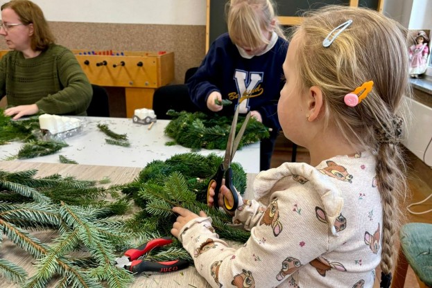 Świąteczne warsztaty w Obrowcu – wieńce adwentowe i dekoracje na drzwi