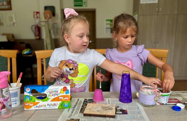 Morskie inspiracje podczas wakacyjnych zajęć w świetlicy wiejskiej w Obrowcu